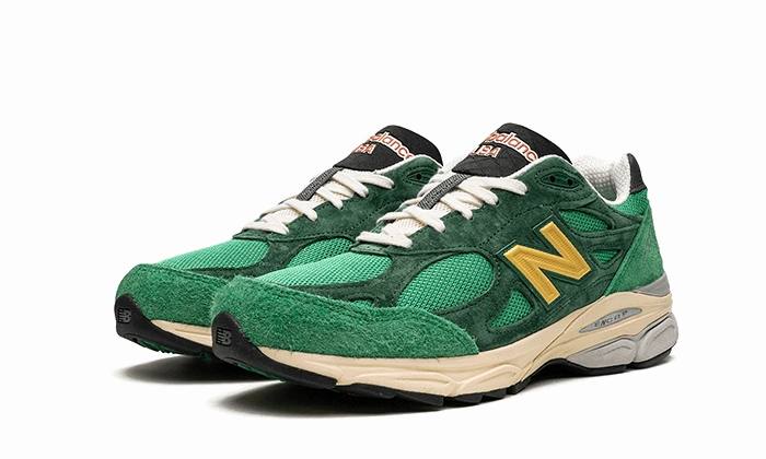 New Balance 990 V3 MiUSA Teddy Santis Green Gold New Balance 530 Sea Salt Sandstone