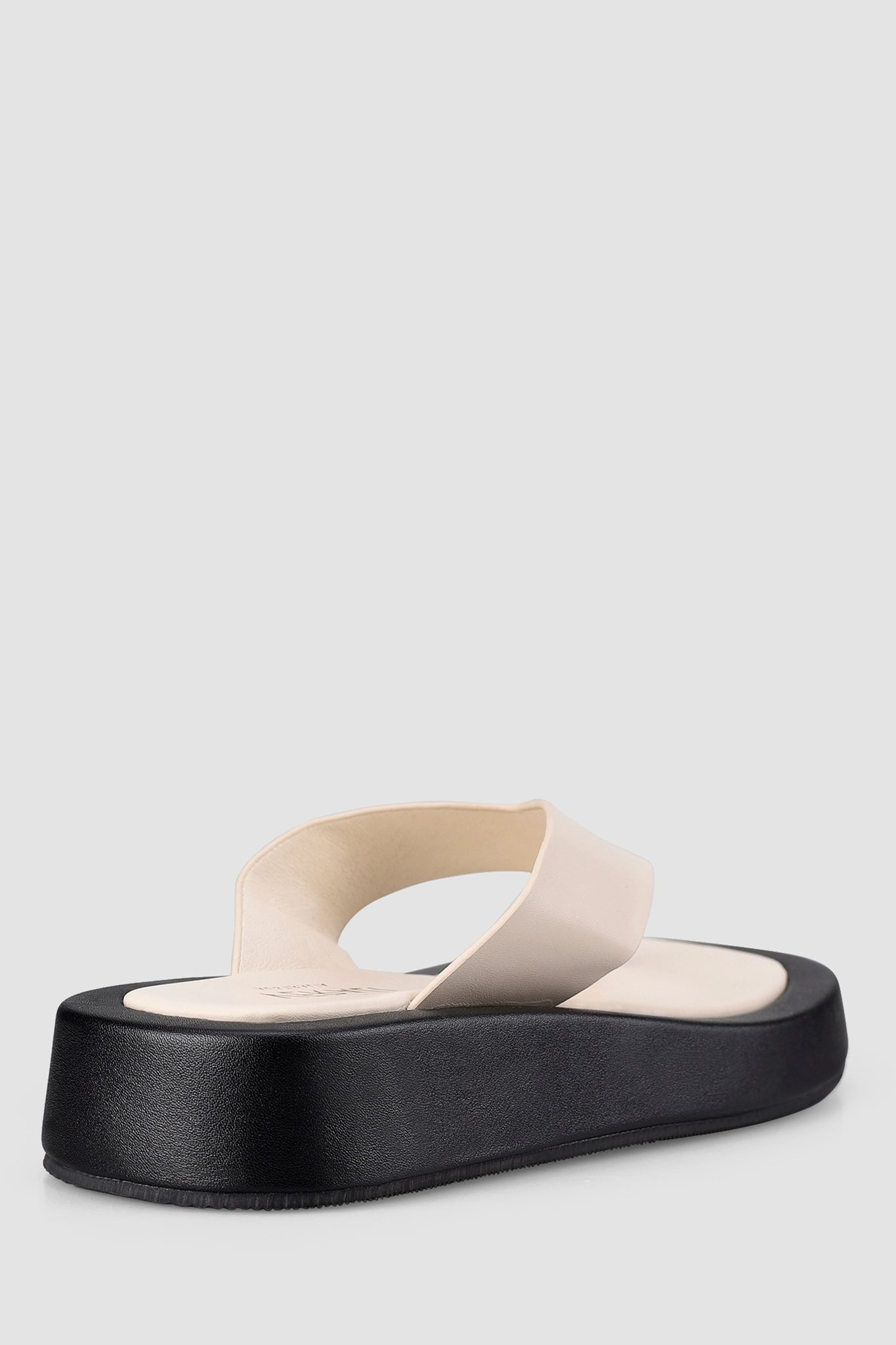 VERALi Boucer II Flatform Thongs Bone Smooth Hot Wedge Flip Flops